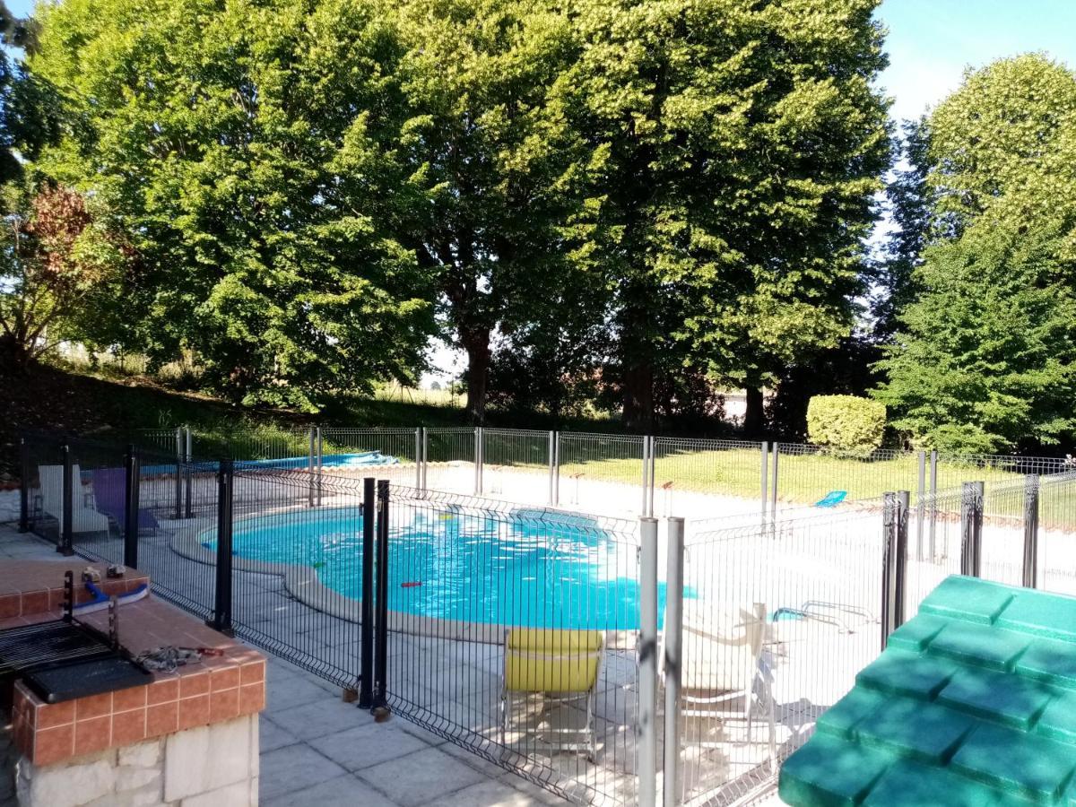 Bed and Breakfast Les Ormes De Belluire Exterior foto